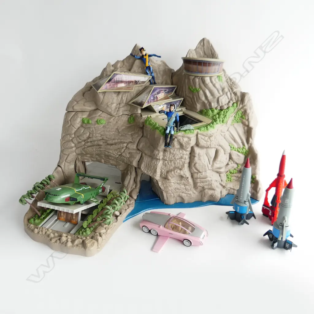 THUNDERBIRDS TRACY ISLAND WITH THUNDERBIRD VEHICLES 1,2,3 & 4 + LADY PENELOPES VEHICLE Image 1++