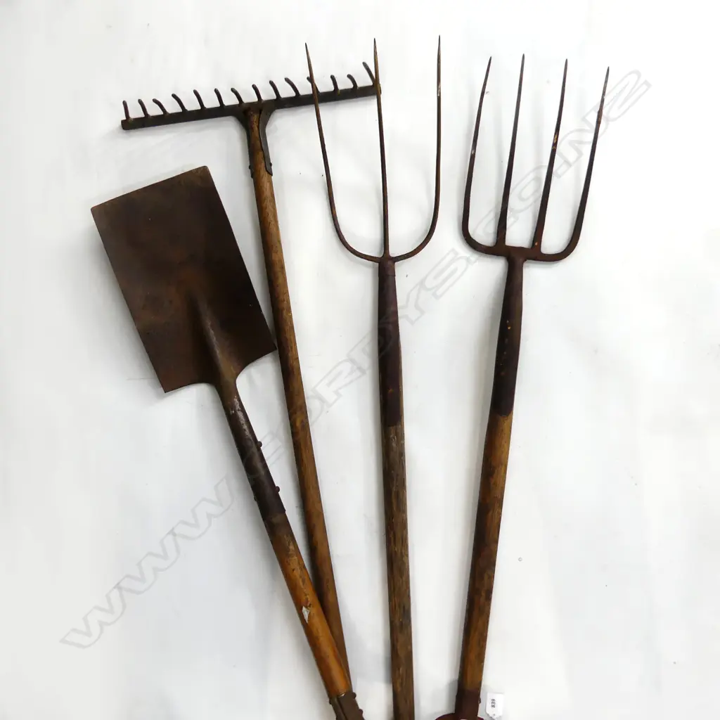 4 VINTAGE GARDENING TOOLS Image 1++