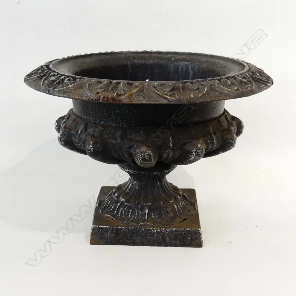 CAST IRON URN H.290mm / 420mm dia Image 1++
