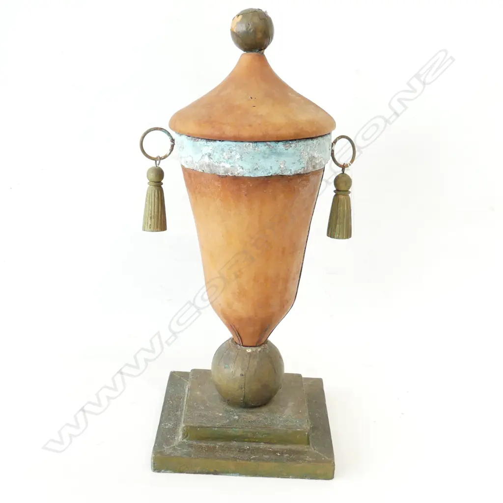 LG WOODEN URN ON STAND H. 460mm Image 1++