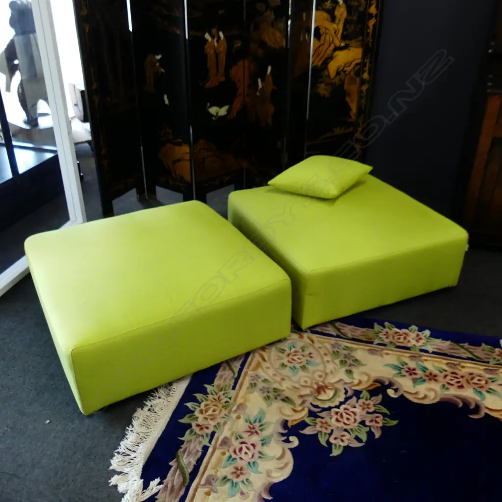 PR GREEN OTTOMANS + 1 CUSHION 880x880x350mm Image 1++