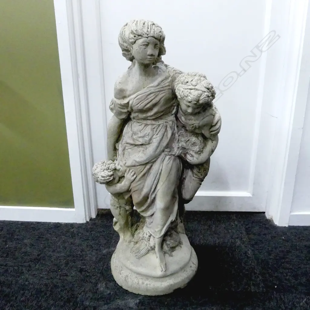 LG CONCRETE GARDEN ORNAMENT MOTHER WITH CHILDREN H. 750mm Image 1++
