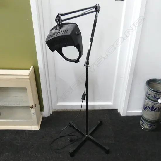 BLACK FLOOR LAMP w. MAGNIFY LENS H.1450mm base with damage