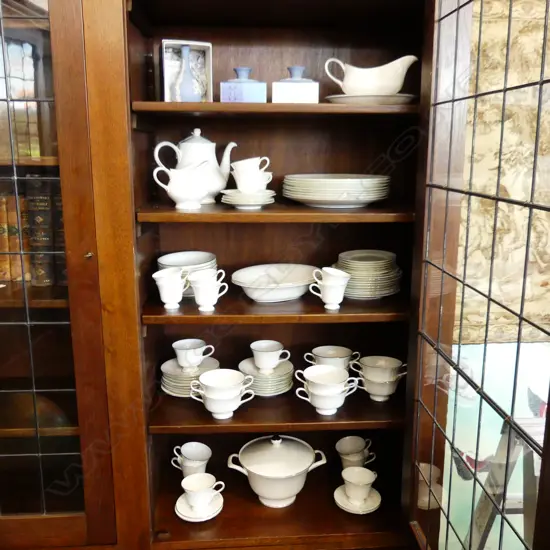 LG 8 PLACE WEDGWOOD 'SILVER ERMINE' DINNER SERVICE + 3 PCES JASPERWARE, BOXED