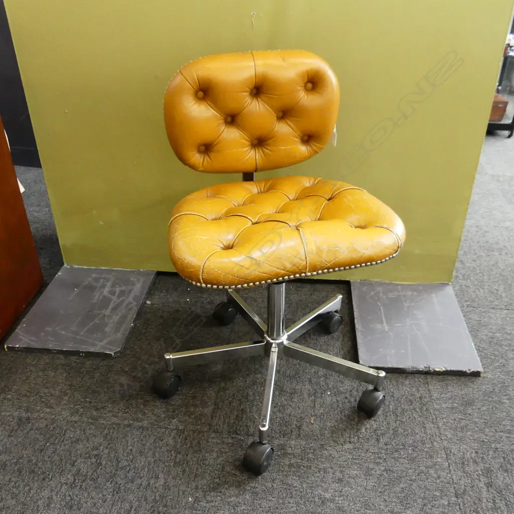 BUTTONED LEATHER & CHROME OFFICE CHAIR - SOME WEAR Image 1++