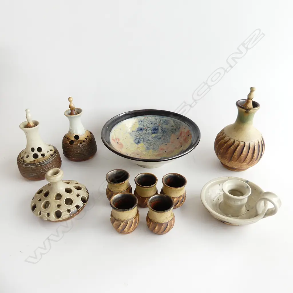 BOX LOT; FREDERICKA ERNSTEIN BOWL & A SERIES OF JANET WRIGHT PIECES Image 1++