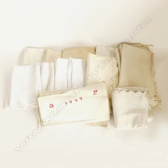 LG BOX VINTAGE LINEN INCL DAMASK TABLE CLOTHS, COTTON & LACE PILLOW CASES ETC..