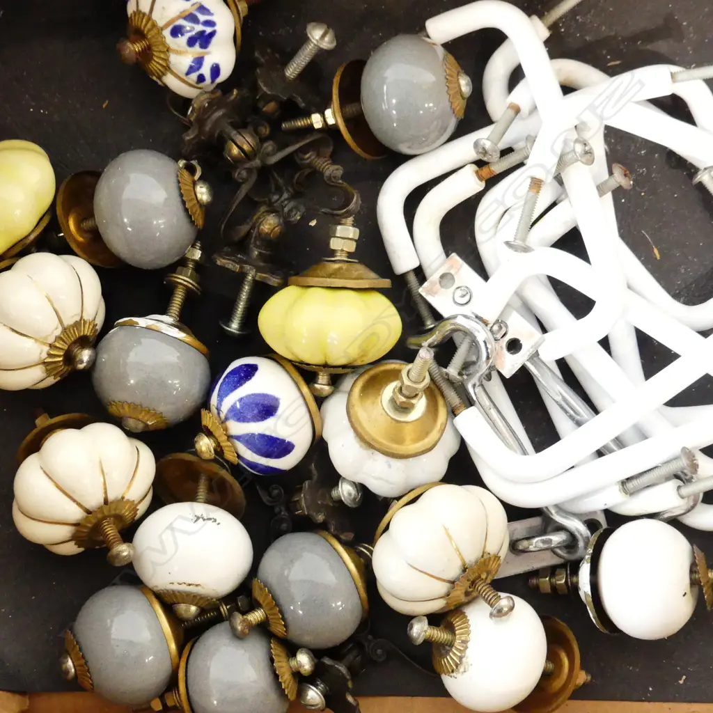 BOX ASSORTED PORTUGUESE PORCELAIN DRAWER KNOBS & PULLS Image 1++