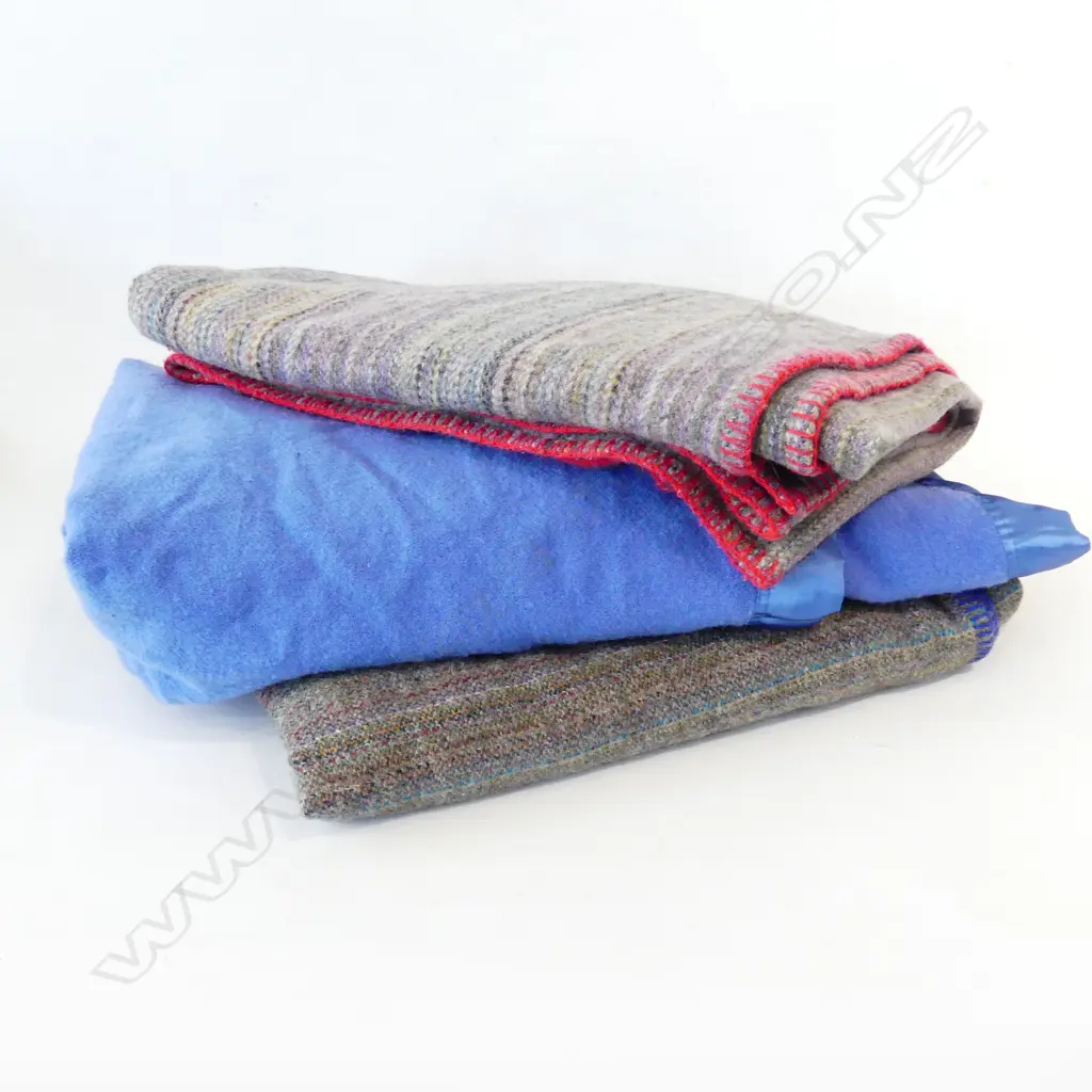 BOX LOT 3 WOOLLEN BLANKETS Image 1++