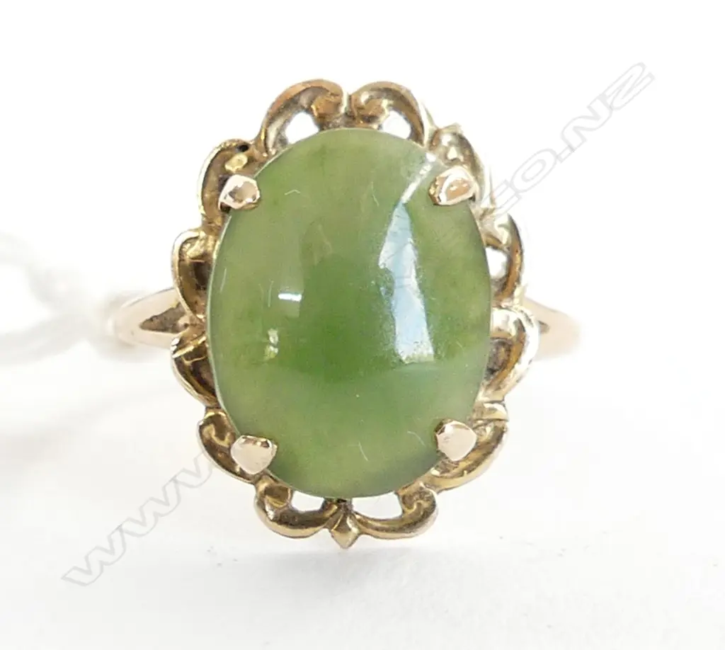 9CT GOLD AND GREENSTONE RING. 3GMS SIZE M Image 1++