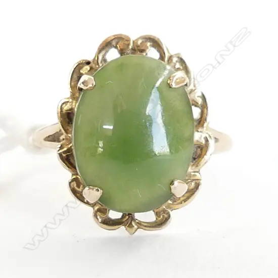 9CT GOLD AND GREENSTONE RING. 3GMS SIZE M