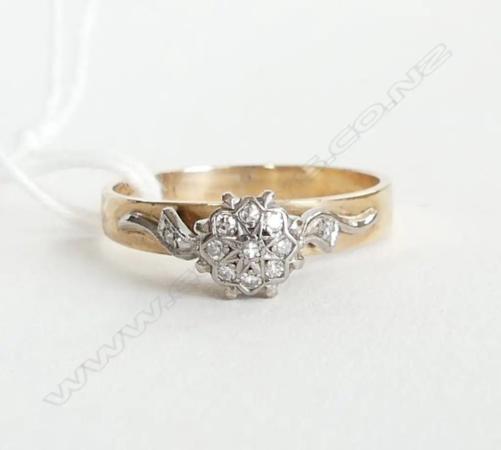 9CT GOLD DIAMOND CLUSTER RING.2GMS SIZE N 1/2 Image 1++