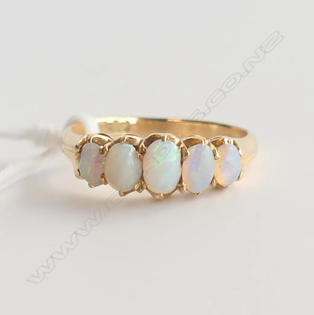 18CT GOLD & OPAL SET RING 2.12GMS one opal with damage Image 1++