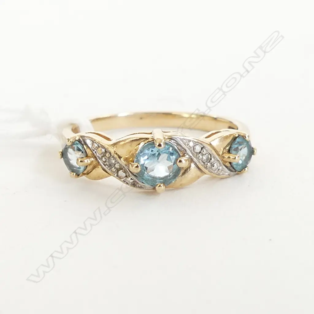  9CT GOLD AQUAMARINE RING WITH 2 SMALL DIAMONDS. 2GMS Image 1++