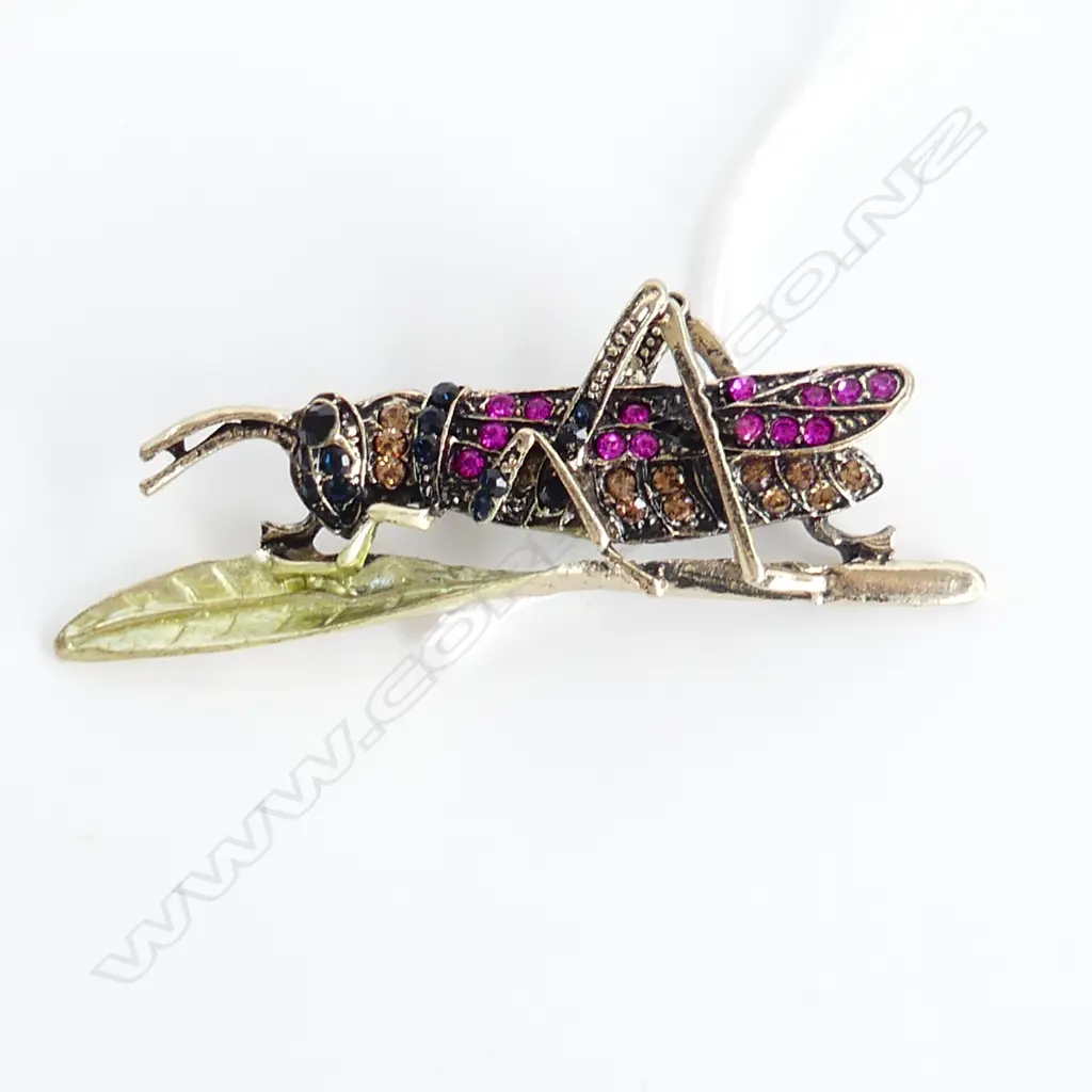 ENAMEL, GILT &  FAUX GEM SET GRASSHOPPER BROOCH, L. 65mm Image 1++