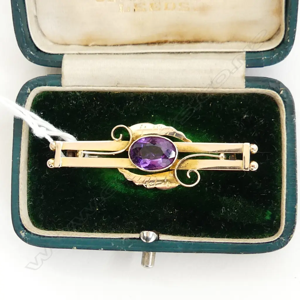  9CT GOLD AND AMETHYST BAR BROOCH WITH BOX. 3GMS. Image 1++