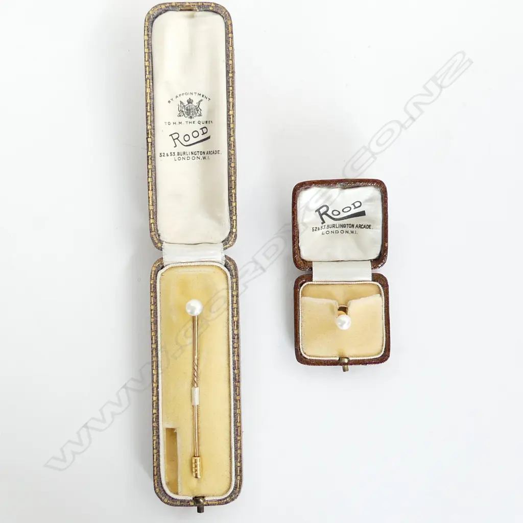 GOLD STICK PIN WITH MATCHING SINGLE PEARL STUD IN ORIGINAL BOXES. Image 1++