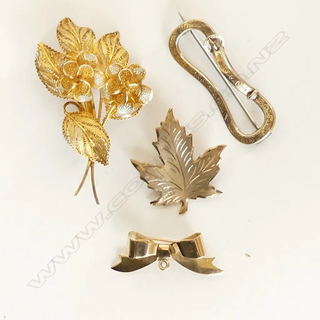  4 SILVER GILT BROOCHES. Image 1++