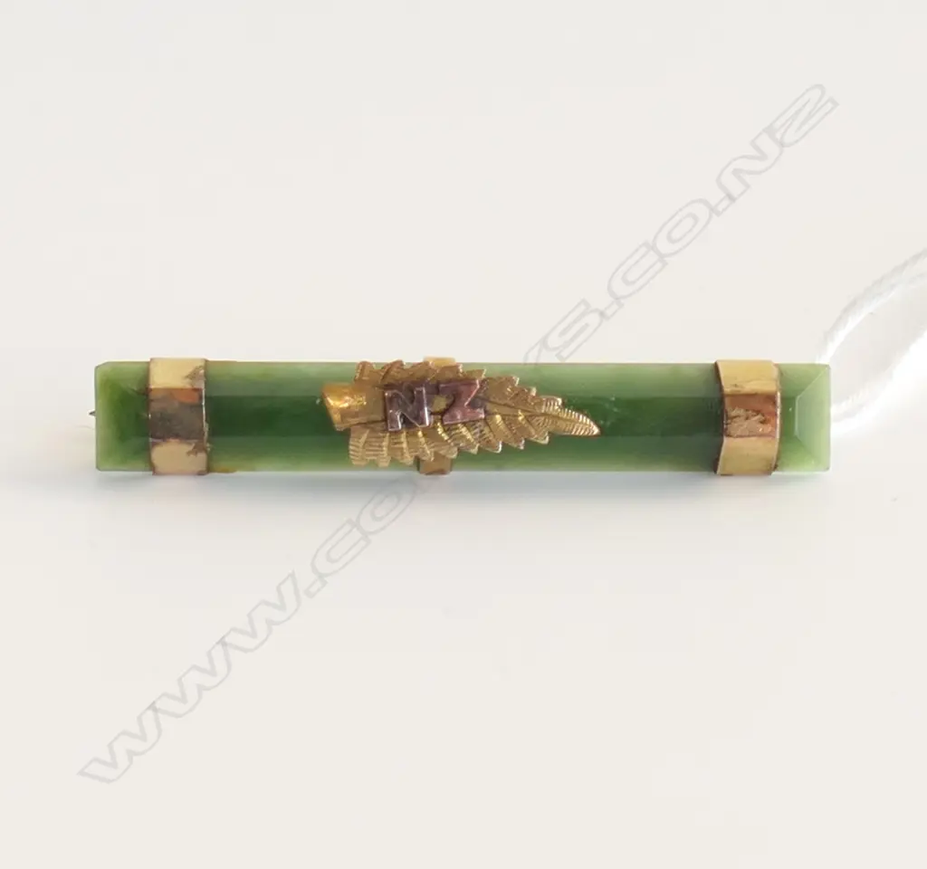 GREENSTONE  BROOCH WITH SILVER FERN Image 1++