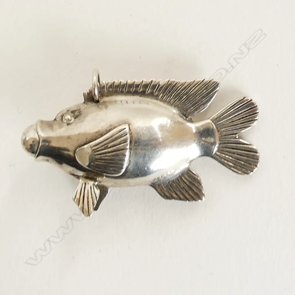  STERLING SILVER FISH SHAPED PERFUME BOTTLE PENDANT. 23GMS. Image 1++