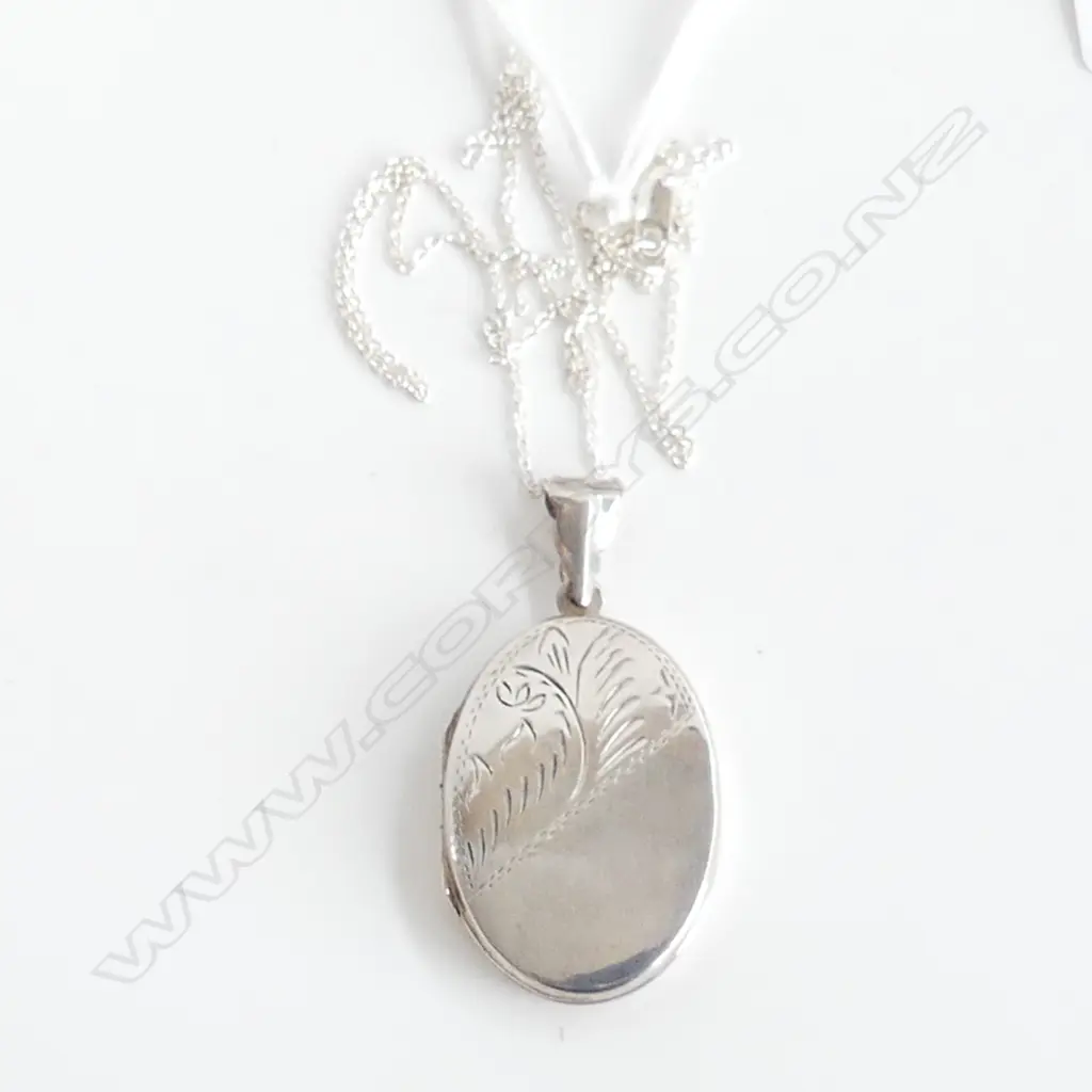 LG 925 SILVER OVAL LOCKET & CHAIN  Image 1++