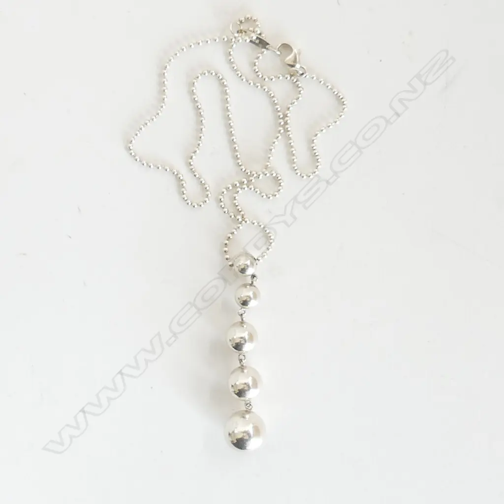 TIFFANY & CO STG SILVER GRADUATED 5 BALL NECKLACE. Image 1++