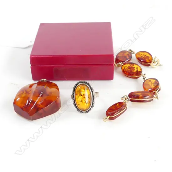 LG AMBER & 21CT GOLD PENDANT + AMBER RING & BRACELET size p 1/2