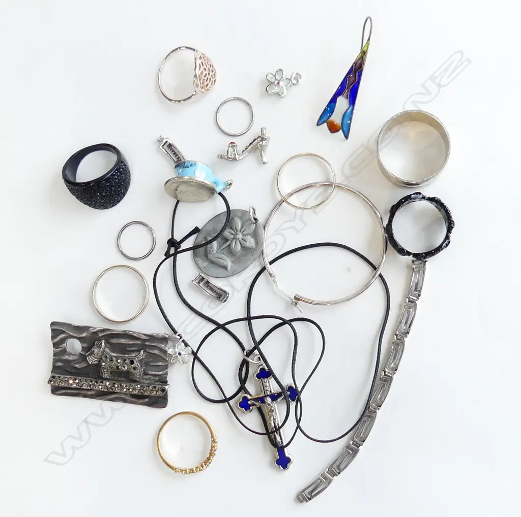 BAG ASST COSTUME JEWELLERY; RINGS, SCOTTY DOG BROOCH, CROSS, CHARMS ETC.. Image 1++