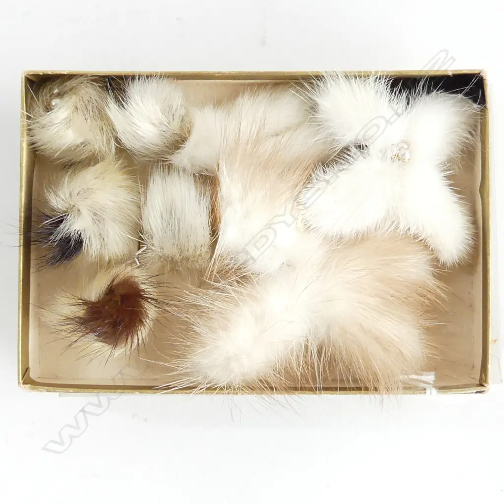8 ASSORTED MINK FUR BROOCHES Image 1++