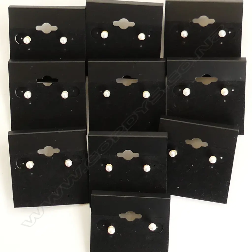  10 PAIRS OF STG SILVER AND REAL PEARL STUD EARRINGS. Image 1++