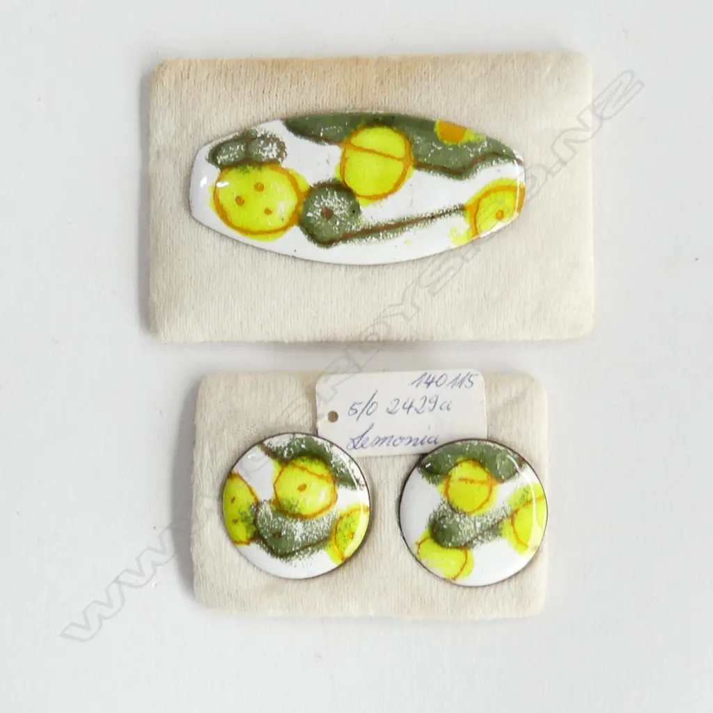VINTAGE ENAMEL BROOCH & PR MATCHING EAR CLIPS, ON ORIGINAL CARDS Image 1++
