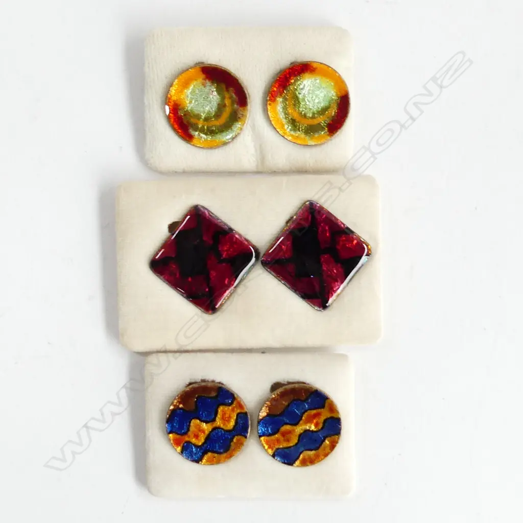 3 PR ASSORTED VINTAGE ENAMEL EAR CLIPS, ALL ON ORIGINAL CARDS  Image 1++