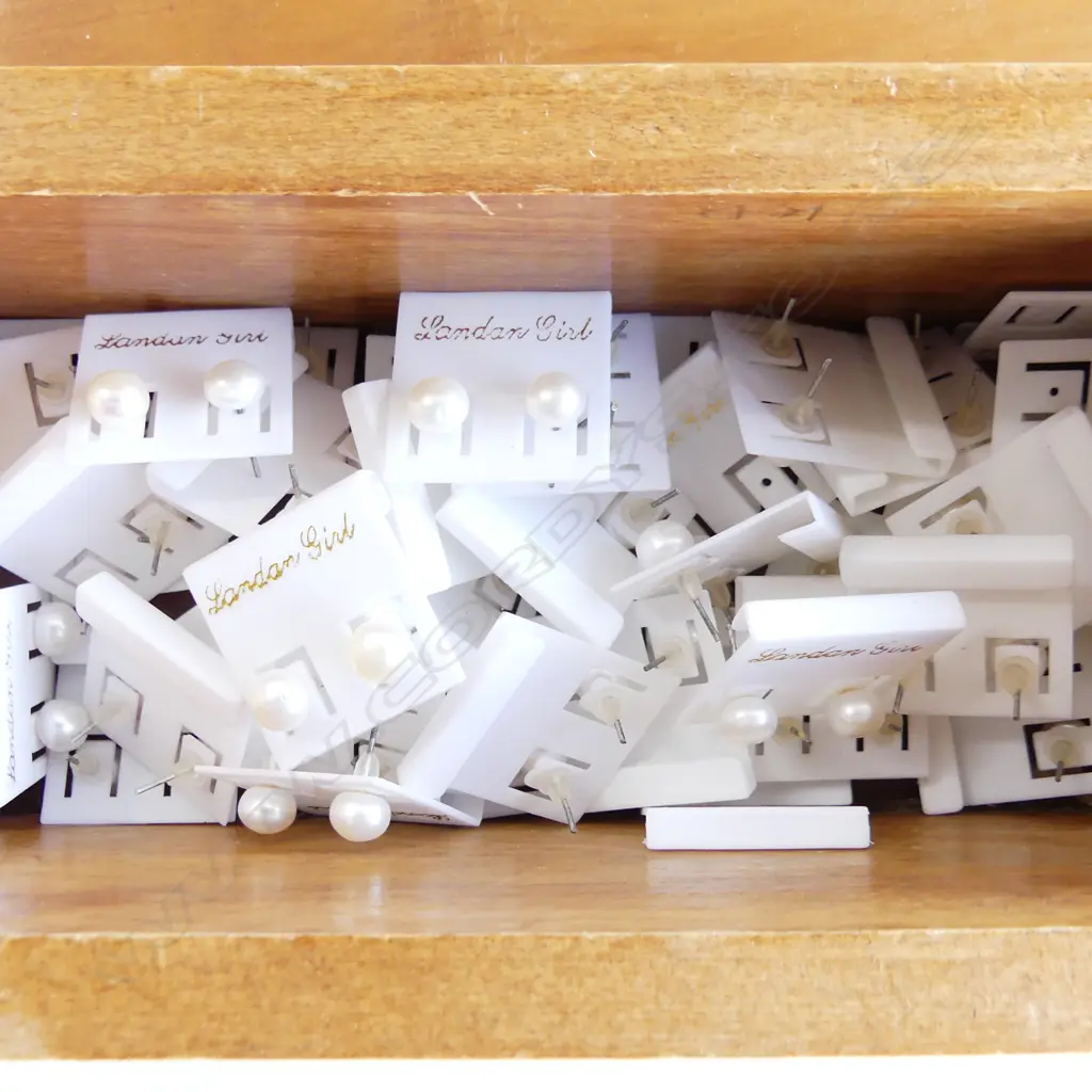 BOX OF PEARL STUD EARRINGS Image 1++