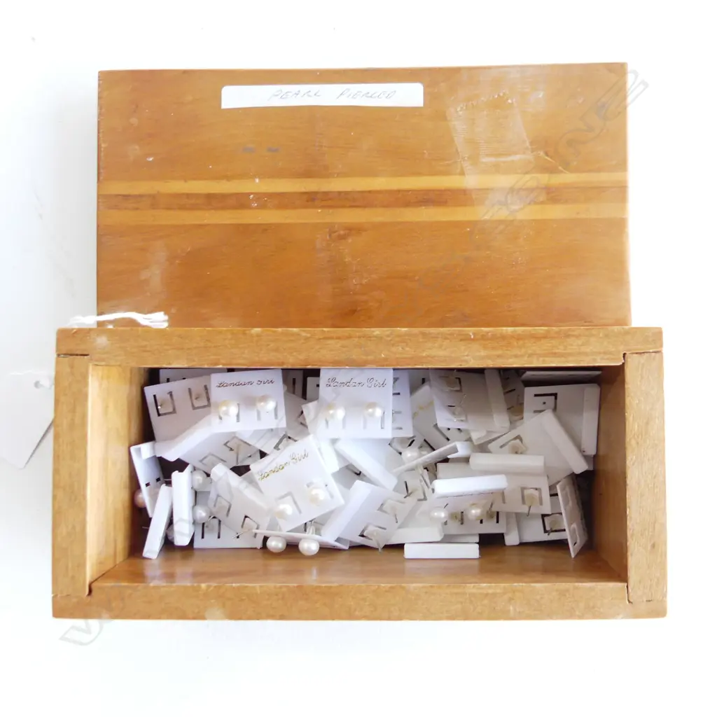BOX OF PEARL STUD EARRINGS Image 1++