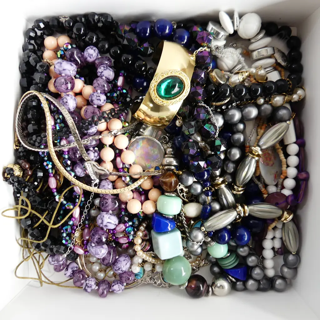 BOX LOT ASST COSTUME JEWELLERY Image 1++