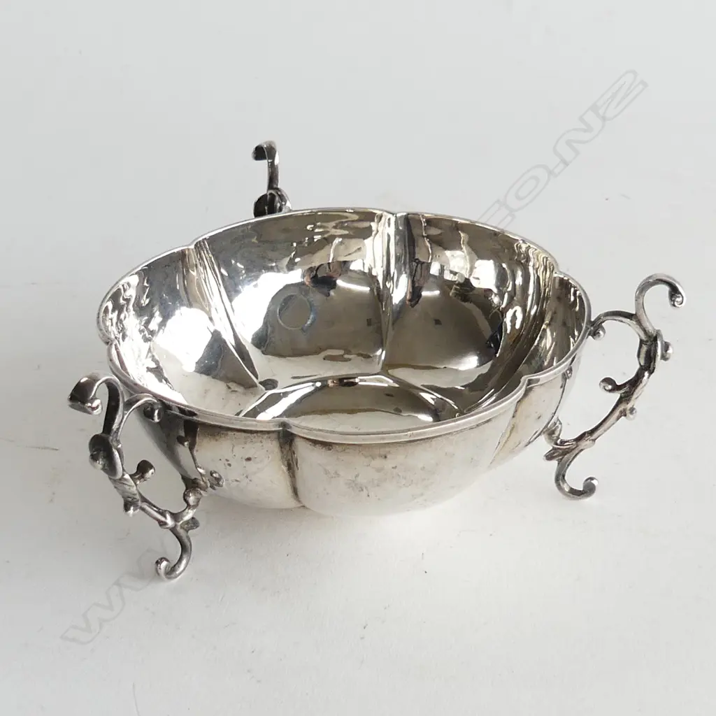  Stg Silver 3 legged bowl. Sheffield 1904. 64gms.  Image 1++