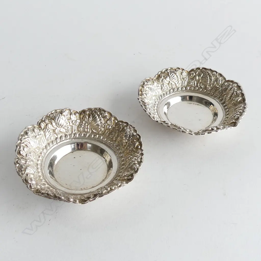  Pair of 800 silver dishes. 80gms the pair.  Image 1++