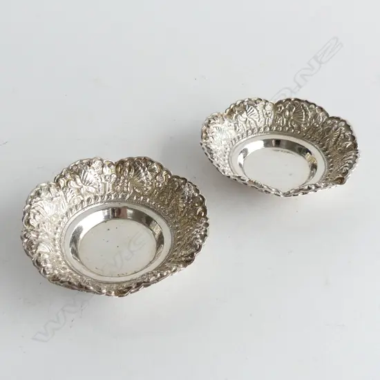  Pair of 800 silver dishes. 80gms the pair. 