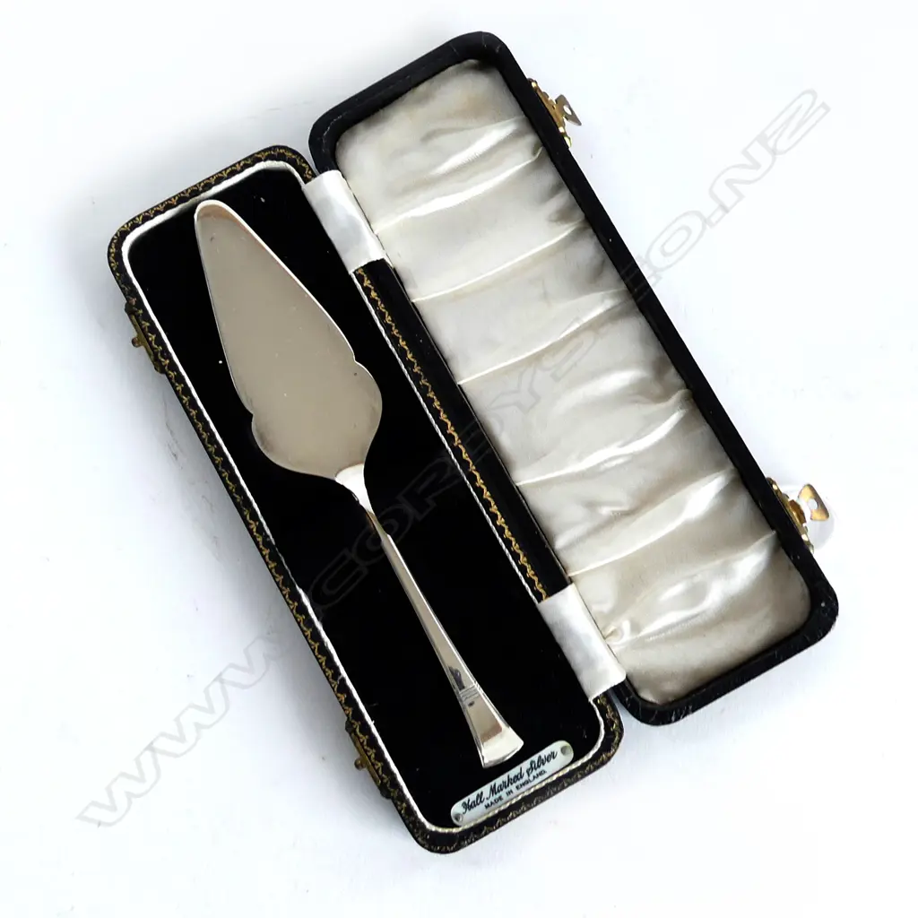 Cased Stg Silver cake slice Birm 1923, 40gms. Image 1++