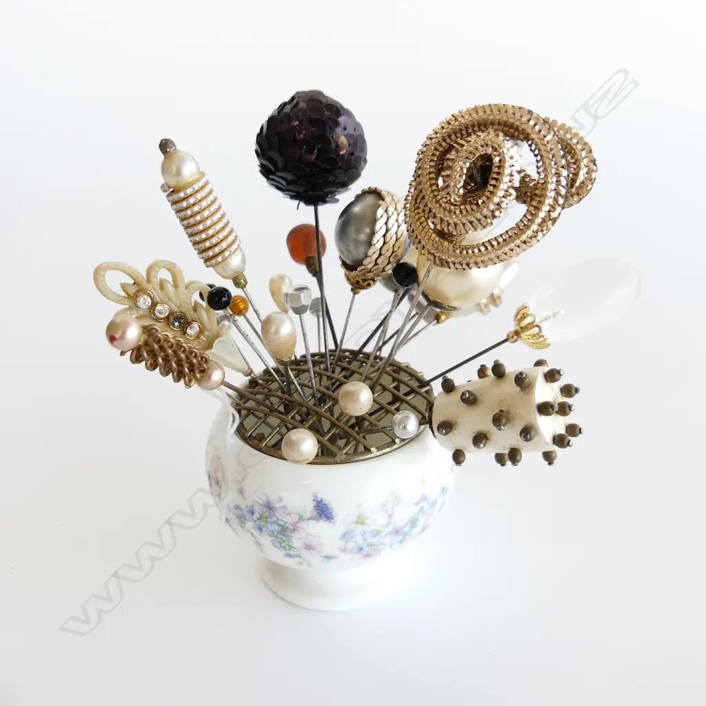 WEDGWOOD HAT PIN HOLDER DIA 75MM & HATPINS Image 1++