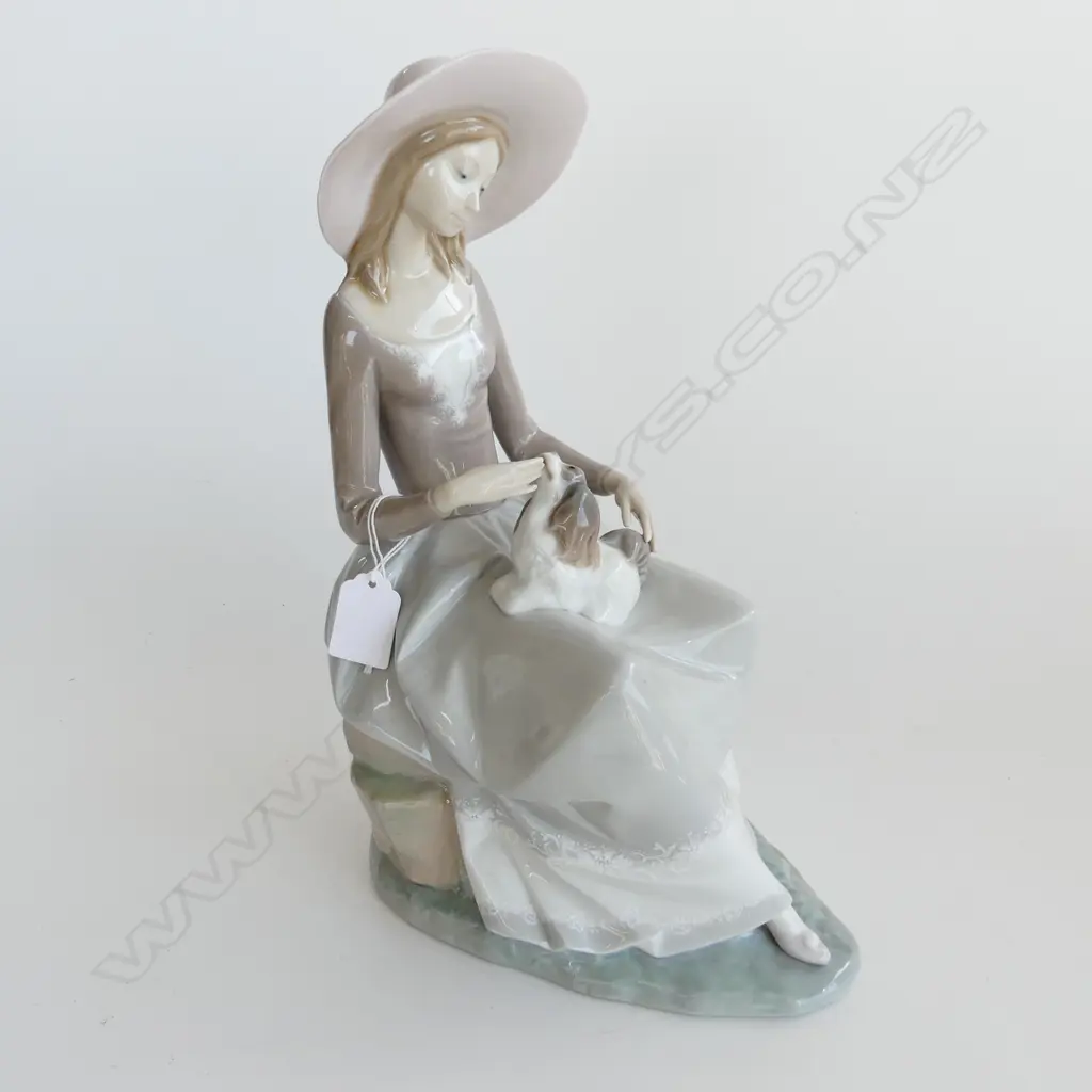 LLADRO SEATED WOMAN w. DOG H.340mm Image 1++