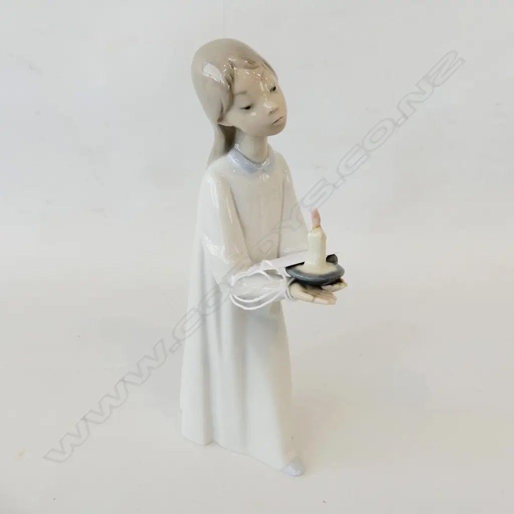 LLADRO FIGURINE GIRL WITH CANDLE  Image 1++