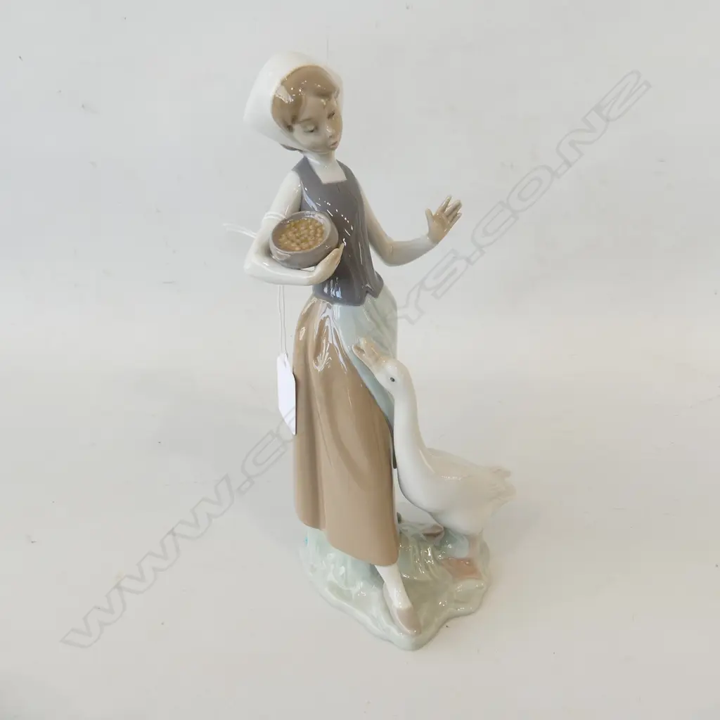 LLADRO FIGURINE GIRL FEEDING GOOSE H240MM Image 1++