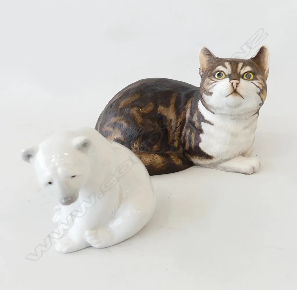 BOXED CERAMIC  CAT SCULPTURE W.150 H. 100mm AND LLADRO  POLAR BEAR W.100 H.80mm Image 1++