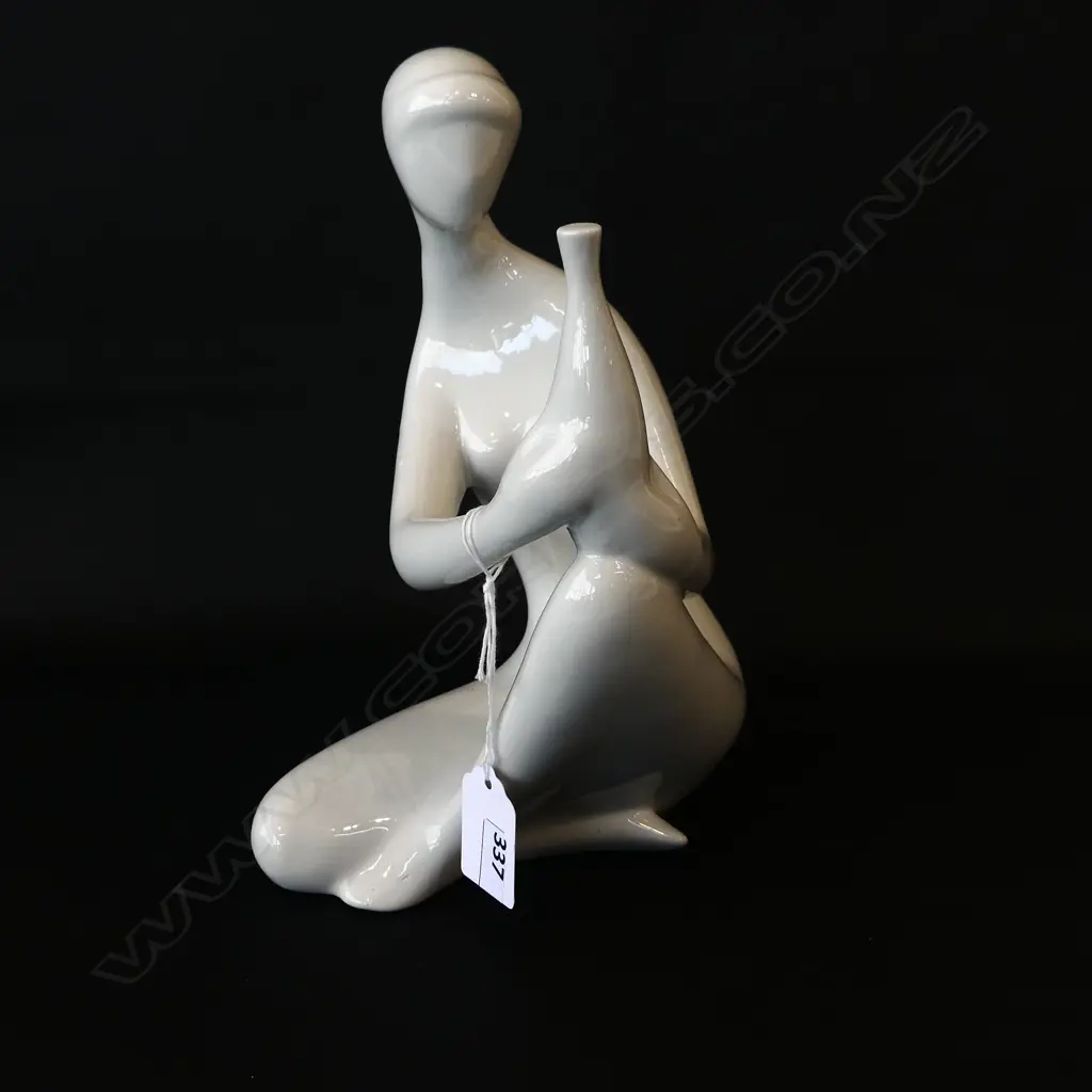 ROYAL DUX SITTING FEMALE FORM  H. 225mm Image 1++