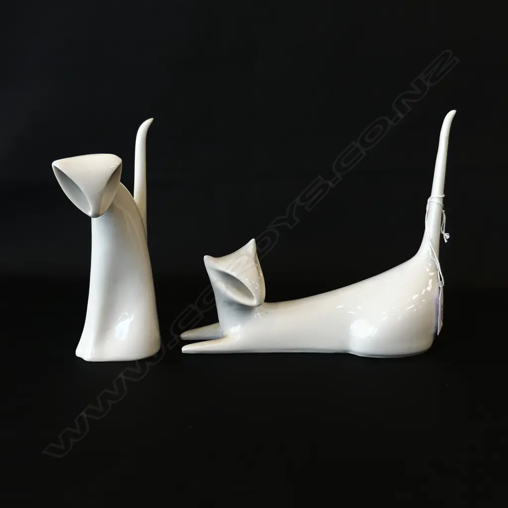PAIR OF ROYAL DUX MODERNIST CAT FIGURES, 1 H. 160mm & 1 L. 180mm Image 1++