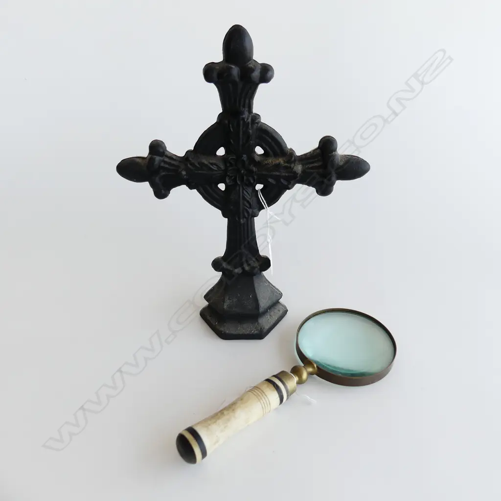 CAST IRON CROSS H.300mm + MAGNIFYING GLASS, BONE HANDLE H.250mm Image 1++