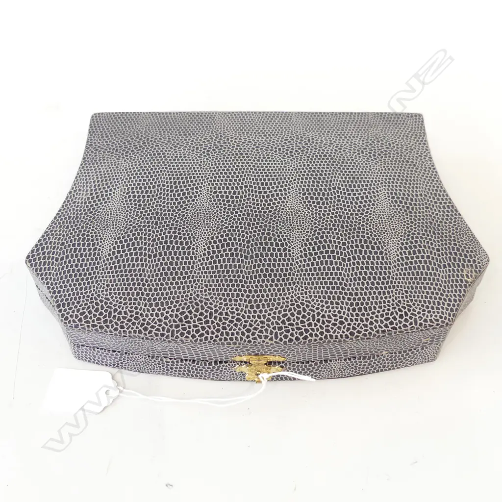 GERMAN MANICURE SET WITH CRYSTAL GRIPS AND A MATCHING PERFUME BOTTLE. Image 1++