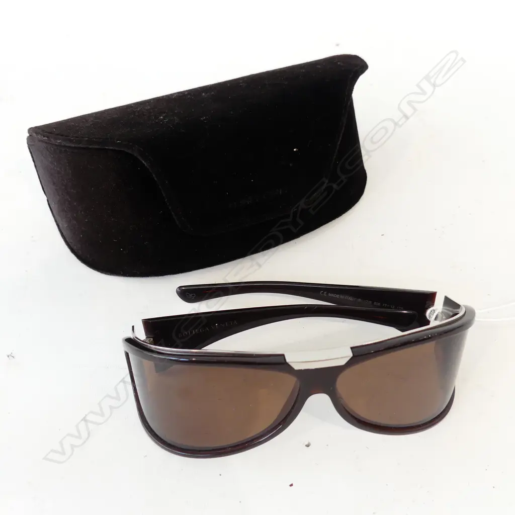 PR TOM FORD SUNGLASSES IN CASE  Image 1++