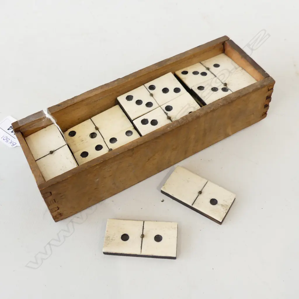 WOODEN BOX OLD BONE DOMINO'S  Image 1++